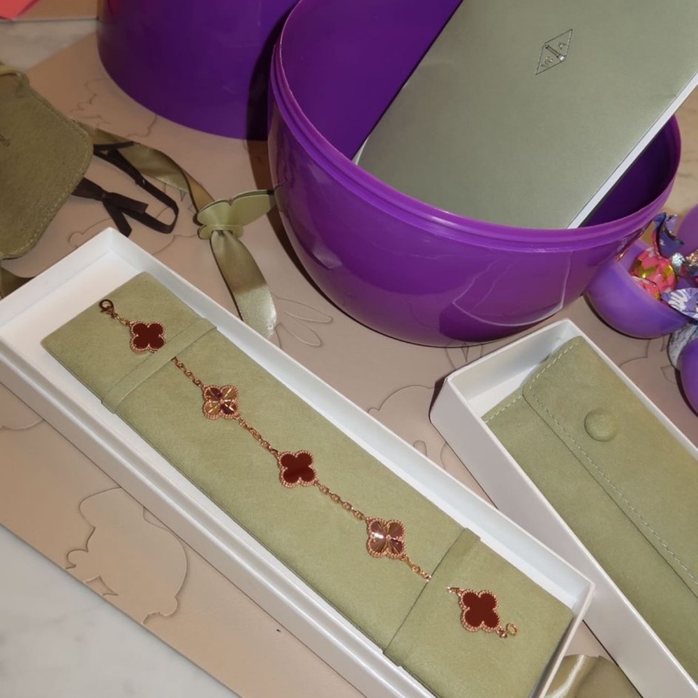 Van Cleef & Arpels Red and Gold Clover Bracelet - Picture 2 of 6